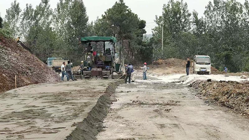 12 hours after the construction of the road in the mine, the waterproof car went to work