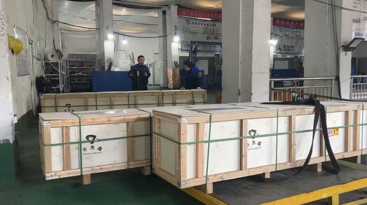 Three electromagnetic induction heating roller special vehicles are being shipped Three electromagnetic induction heating roller special vehicles are being shipped