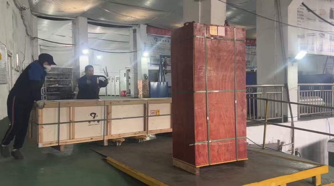 Electromagnetic heating roller -- in transit for loading and shipment