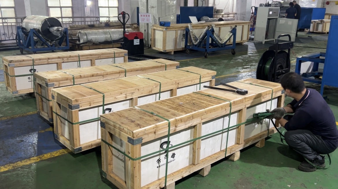 Four cantilever electromagnetic heating rollers are being shipped in a special vehicle