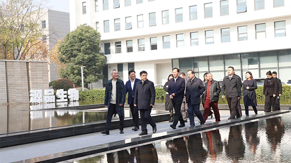 Hunan Provincial People's Government Vice Governor Jiang Tufei and his entourage came to Zhongnan Yuanpin Stem Cell Science and Technology Park for research!